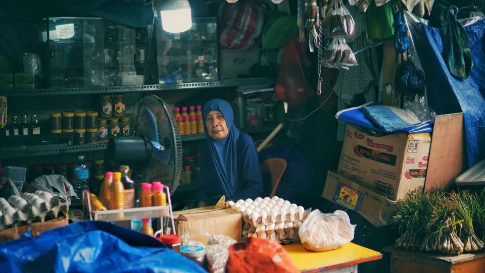 Khách mua gạo tại cửa hàng